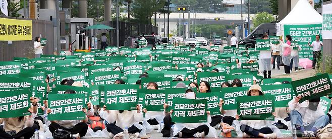 대한간호협회 간호사들이 2일 오전 세종시 정부세종청사 보건복지부 앞에서 '진료지원업무 수행 간호사 교육 및 자격 관리의 투명화와 법제화 2차 촉구대회’에서 전담간호사 자격 제도화, 간호사 진료지원업무의 명확한 업무 기준 마련 및 간호사의 독자적인 체계 존중 등을 요구하고 있다. 2025.6.2/뉴스1 ⓒ News1 김기남 기자