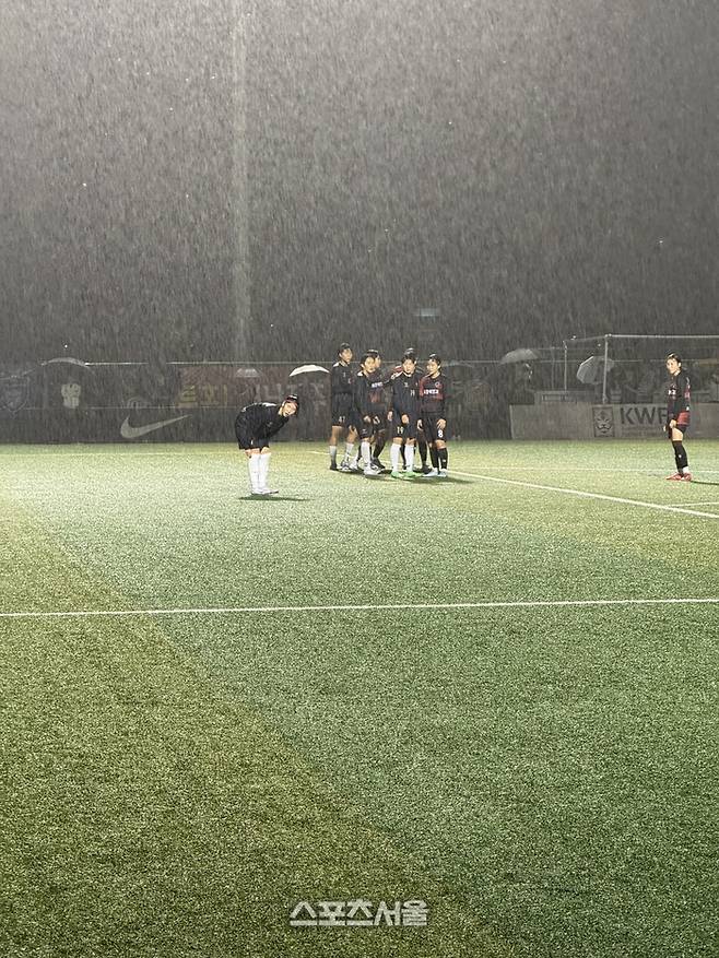 24일 합천군민체육공원에서 열린 제33회 여왕기 전국여자축구대회 고등부 경기가 열린 현장. 폭우가 쏟아졌지만 피치 상태가 좋다. 합천 | 정다워 기자