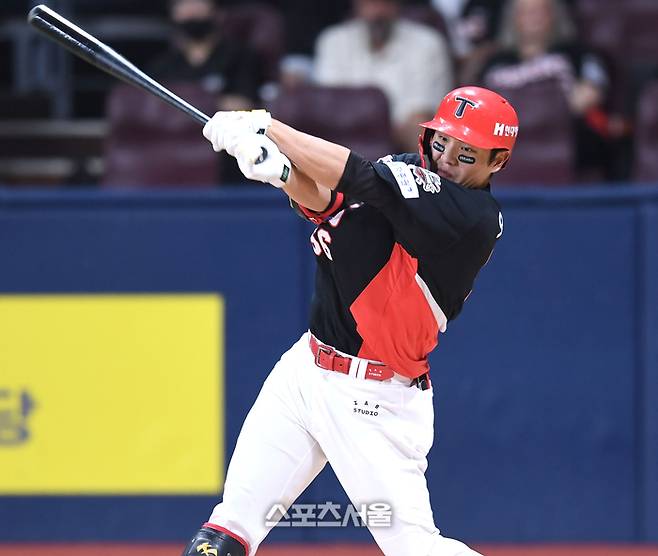 KIA 오선우가 25일 고척스카이돔에서 열린 2025 KBO리그 키움과 경기 4회초 무사1루 파울을 치고 있다. 고척 | 최승섭기자 thunder@sportsseoul.com