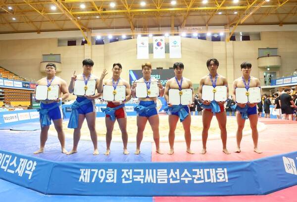 경장급(75kg 이하)강태수(경기대), 소장급(80kg 이하)송태곤(용인대), 청장급(85kg 이하)김준태(인하대), 용장급(90kg 이하)정택한(단국대), 용사급(95kg 이하)이용욱(인하대), 역사급(105kg 이하)김성재(울산대), 장사급(140kg 이하)장민수(동아대)가 메달을 메고 상장을 들고 다같이 기념사진을 찍고 있다. 사진┃대한씨름협회
