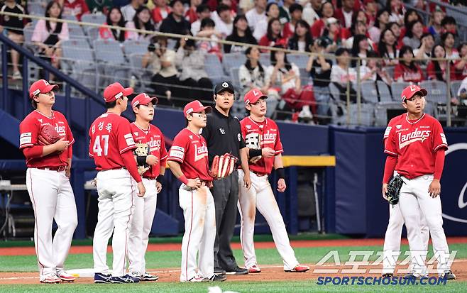 19일 서울 고척돔에서 열린 키움과 SSG 경기. 8회말 비디오판독을 지켜보는 SSG 선수들. 고척=송정헌 기자songs@sportschosun.com/2025.06.19/