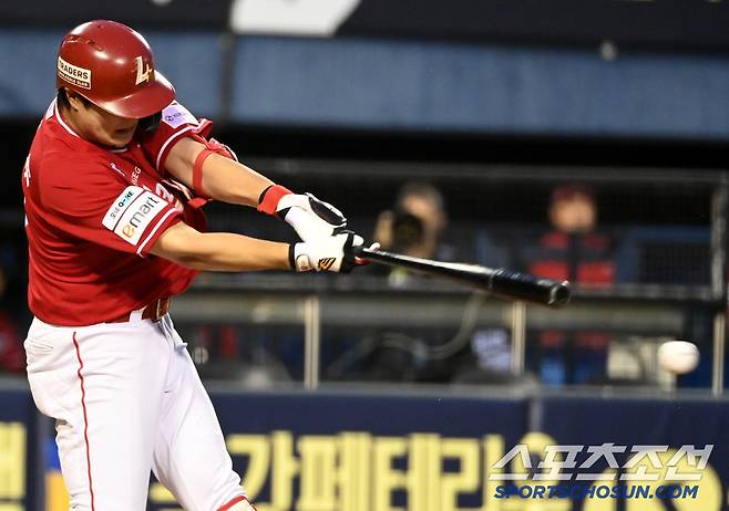 11일 잠실야구장에서 열린 SSG와 LG의 경기, 5회초 2사 만루 고명준이 2타점 2루타를 치고 있다. 잠실=허상욱 기자wook@sportschosun.com/2025.06.11/