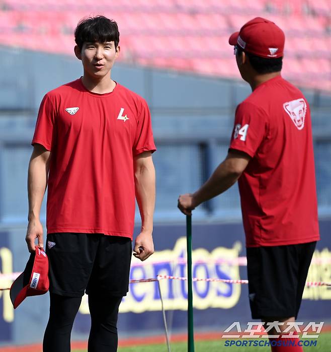 10일 잠실야구장에서 열린 SSG와 LG의 경기, SSG 박성한이 조동화 코치와 이야기를 나누고 있다. 잠실=허상욱 기자wook@sportschosun.com/2025.06.10/