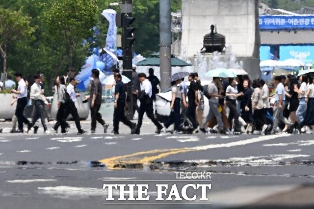 지난 18일 오후 서울 광화문 일대 시민들 /사진=더팩트