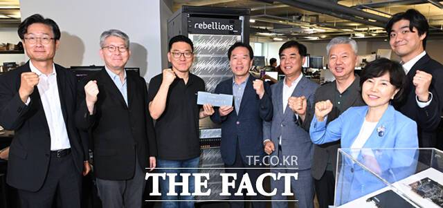 정태호 국정기획위원회 경제1분과 위원장과 분과·전문위원이 25일 오후 경기 성남시 분당구 AI반도체 스타트업 리벨리온 본사를 방문해 박성현 리벨리온 대표와 함께 지난 울산 데이터센터 출범식에서 이재명 대통령이 사인한 리벨리온 NPU 카드를 들고 기념촬영하고 있다.