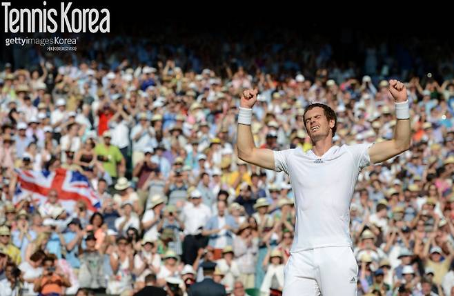 2013년 윔블던에서 우승한 뒤 기쁨을 만끽하는 머레이