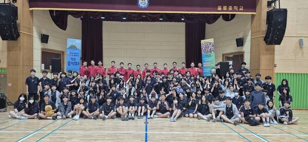 육군사관학교 군악대 울릉중학교 학생들과 기념촬영 모습(사진제공=울릉군청)