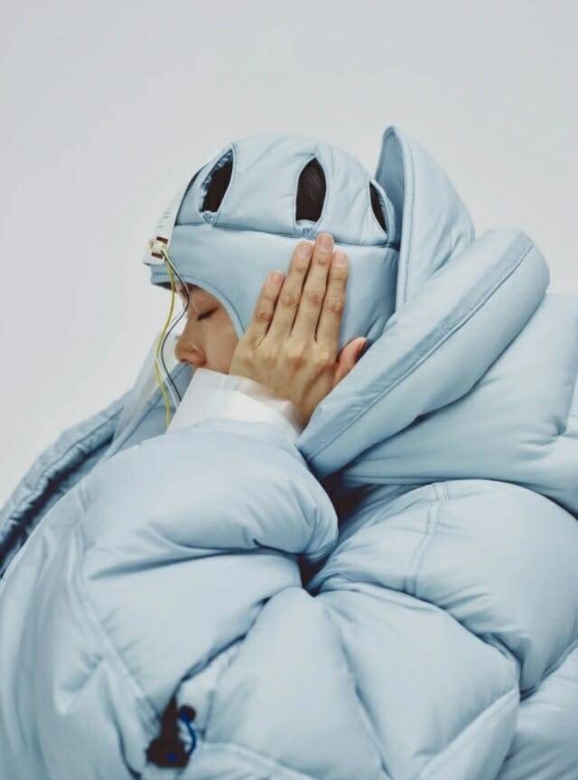 후드에는 착용자가 잠들 수 있게 해주는 조명과 오디오 장비가 장착돼 있다. (사진=코넬 (konel.jp))