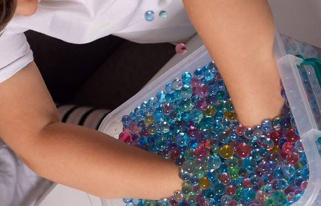 수정토 촉감놀이(본래 용도 아님). 한국소비자원 제공