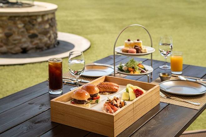 제주신라호텔 풀사이드바 데이 캠핑. 호텔신라 제공