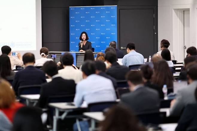 서울글로벌센터에서 25일 열린 '유엔 북한인권서울사무소, 피해자 및 증인이 바라보는 지난 10년 간의 조선민주주의인민공화국 내 인권 상황' 세션에서 북한 이탈주민이 발언하고 있다. 연합뉴스