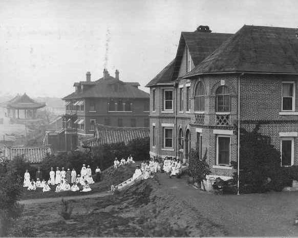 평양의 여성병원인 광혜녀원(오른쪽)과 기홀병원의 1918년 모습./ⒸGCAH