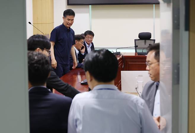 더불어민주당 국회 농해수위 의원들이 24일 서울 여의도 국회 의원회관에서 송미령 농림축산식품부 장관 유임 관련 우상호 정무수석과 면담 전 모여 대화하고 있다./뉴시스