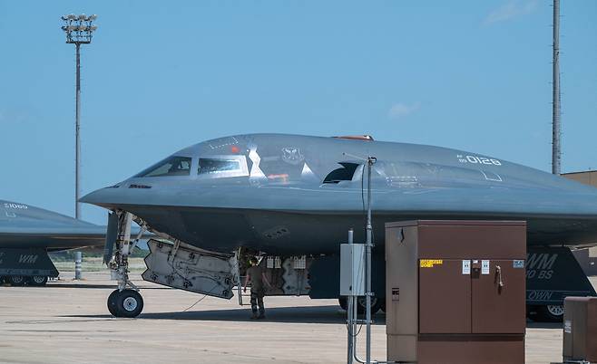 22일(현지 시각) 이란 핵기지 공습을 마치고 귀환한 미 공군 B-2 스피릿 스텔스 폭격기가 미국 미주리주 화이트먼 공군기지에 주기돼 있다. /로이터 연합뉴스