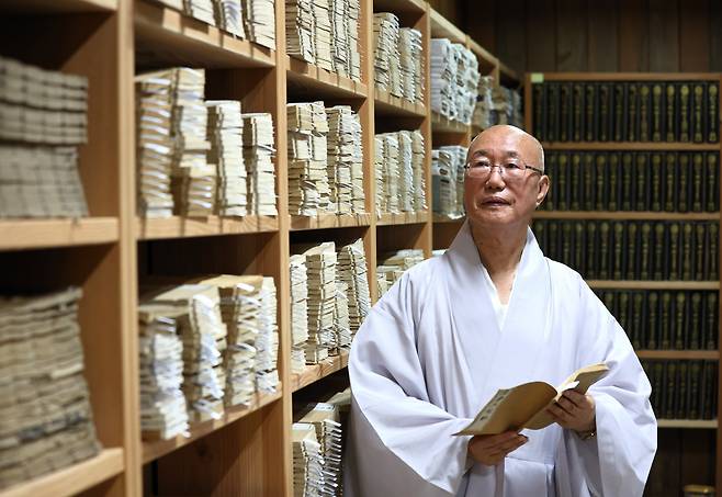 성철 스님이 평생 간직한 장서 앞에 선 원택 스님. "책 보지 말라"는 말씀으로 알려진 성철 스님은 각국의 서적 1만권을 소장한 장서가였다. /김동환 기자