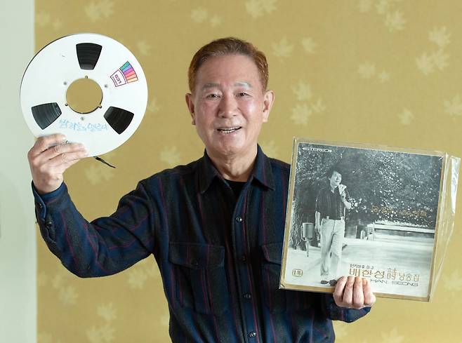 배한성(79) 성우가 KBS 라디오 프로 ‘밤하늘의 멜로디’가 녹음된 릴 테이프(왼쪽)와 자신의 시 낭송 LP를 들어 보이고 있다. 모두 그의 보물들이다. 외화 더빙으로 큰 인기를 얻은 그는 심야 시간 라디오 DJ로도 활동하며 높은 청취율을 기록했다. /박상훈 기자