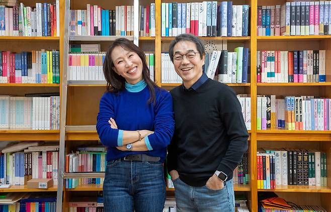 서로를 성장시킨 진득한 인연. 왼쪽부터 소설가 정유정과 주연선 은행나무 대표. /김지호 기자