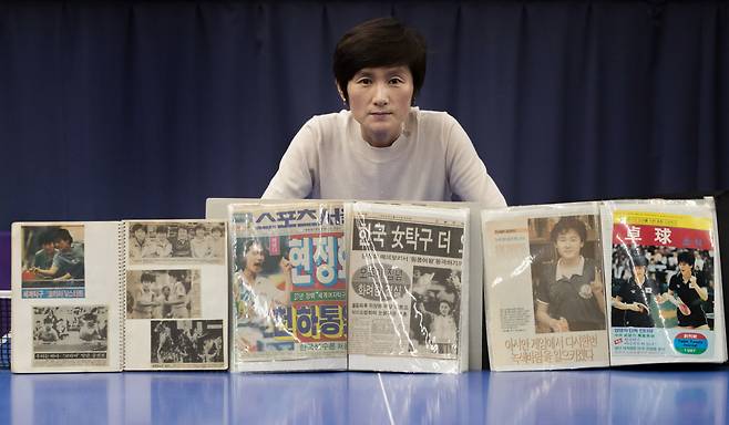 인천 서구 한국마사회 타구단 훈련장에서 탁구 레전드 현정화 감독이 본인의 추억이 담긴 물건과 함께 포즈를 취하고 있다./고운호 기자