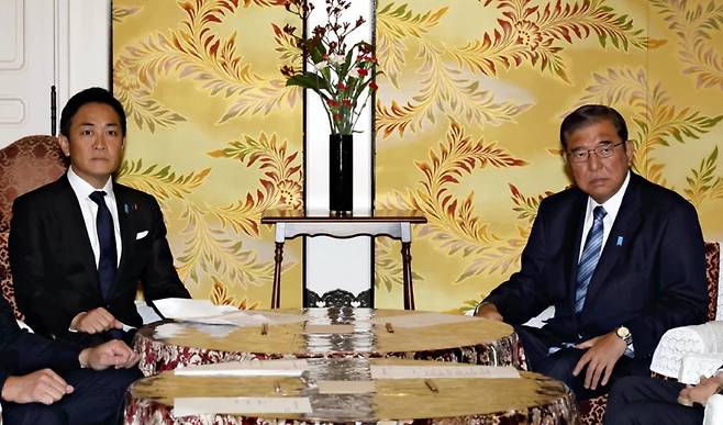 지난해 11월 당수회담에서 만난 다마키 유이치로(왼쪽) 일본 국민민주당 대표와 이시바 시게루 총리/요미우리신문 디지털