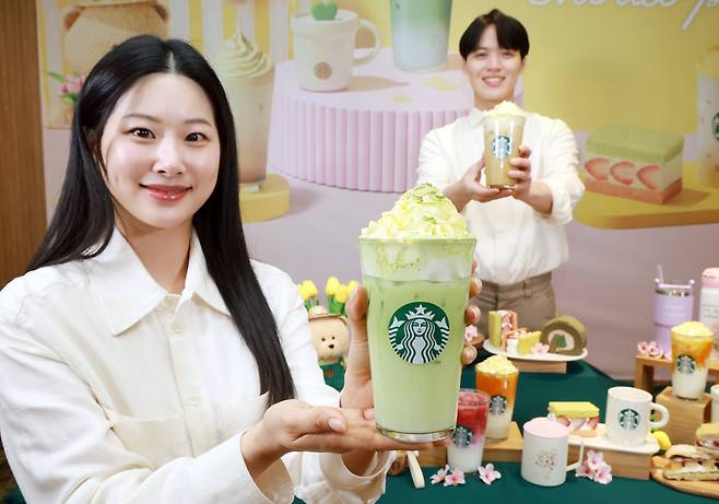 지난 3월 서울 용산구 스타벅스 서울역 아카데미에서 모델들이 신제품 '슈크림 라떼'와 '슈크림 말차 라떼'를 선보이고 있다. /뉴스1