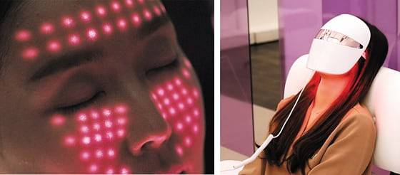 LG전자의 ‘프라엘 더마 LED 마스크’를 사용하고 있는 여성의 모습(오른쪽). LED 마스크가 만들어낸 다양한 파장의 빛이 피부에 쏘여지고 있다. /LG전자 제공