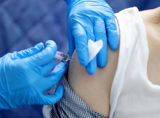 2023년 65세 이상 고령층을 대상으로 독감 백신 무료 접종 모습./연합뉴스