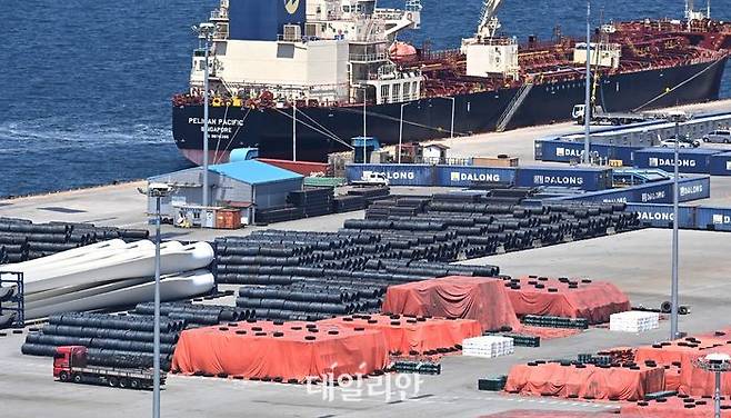 경기 평택시 포승읍 평택항 수출 야적장에 철강 제품이 쌓여있는 모습.ⓒ뉴시스