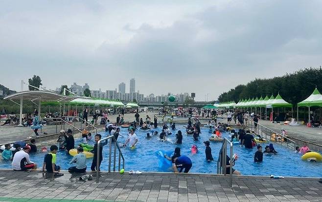 안양천 물놀이장에서 물놀이 중인 어린이들 모습ⓒ구로구 제공