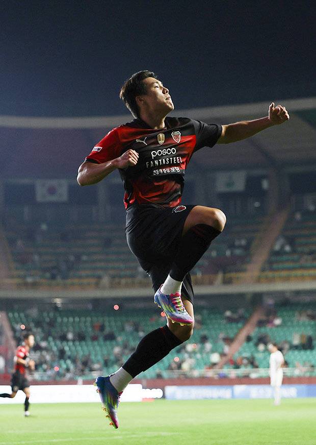 포항 공격수 이호재가 1일 강원과의 2025시즌 프로축구 K리그1(1부) 안방경기(2-1·포항 승)에서 득점한 뒤 펄쩍 뛰어오르며 세리머니를 하고 있다. 포항 제공