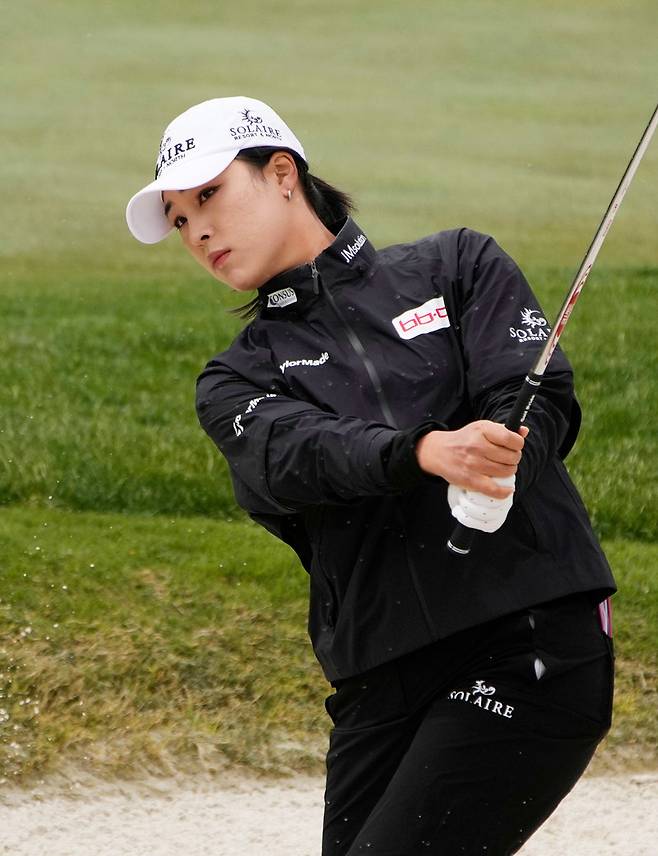 올해 미국여자프로골프(LPGA)투어에 진출한 윤이나는 쇼트 게임에서 어려움을 겪으며 좀처럼 좋은 성적을 내지 못하고 있다. 사진은 4월 열린 LPGA투어 T-모바일 매치플레이에서 벙커샷을 하는 윤이나. 라스베이거스=AP 뉴시스