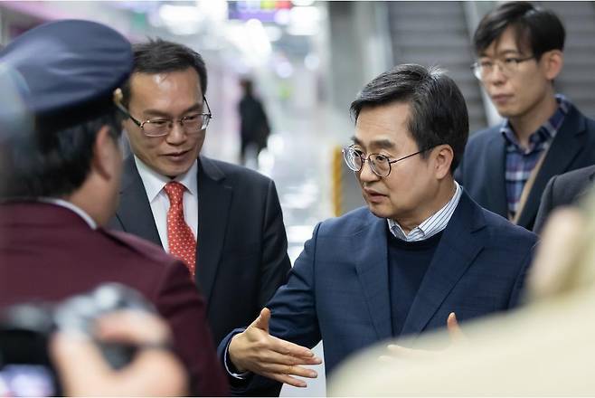 김동연 경기도지사가 2024년 3월, GTX A노선 동탄역 지하 6층 승강장을 방문해 현장을 확인하고 있다. 경기도 제공