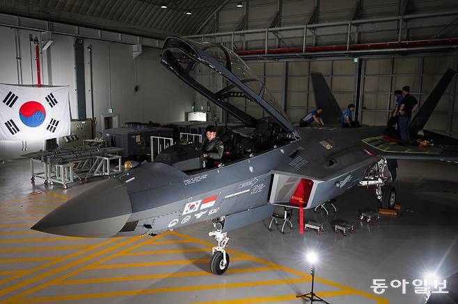 20일 경남 사천 한국항공우주산업(KAI) 제2 격납고에서 KF-21 시제 6호기 정비 작업이 진행되고 있다. 사천=박형기 기자 oneshot@donga.com