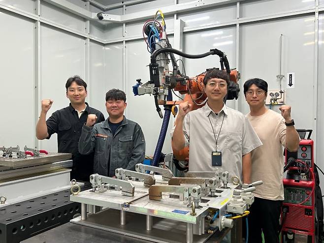 왼쪽부터 김재훈 생기원 스마트정형공정그룹 연구원, 박정열 선임연구원, 지창욱 수석연구원, 천주용 연구원. 생기원 제공