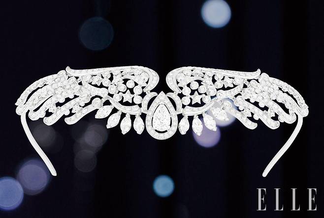 화이트골드에 다이아몬드를 세팅했으며 3.08캐럿의 페어 컷 다이아몬드가 인상적인 풀 스윙 헤드 주얼리.