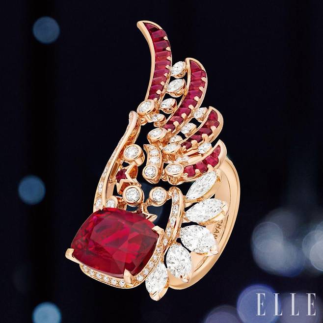 핑크골드에 다이아몬드와 루비를 세팅했으며 가운데 8.44캐럿의 쿠션 컷 루비가 돋보이는 와일드 앳 하트 링.