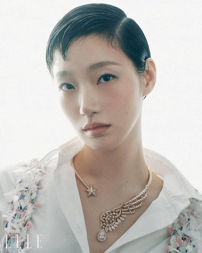 핑크골드에 다이아몬드를 세팅한 날개 모양의 와일드 앳 하트 네크리스, 별 모양으로 시작해 가운데 5.05캐럿의 페어 컷 다이아몬드로 이어지는 유연한 디자인이 눈에 띄는 와일드 앳 하트 컬렉션은 Chanel High Jewelry.