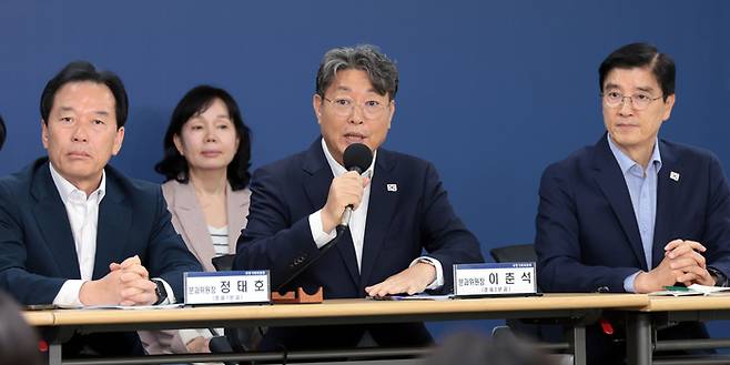 이춘석 국정기획위원회 경제2분과장 22일 서울 종로구 국정기획위원회에서 열린 기자간담회에서 취재진 질문에 답하고 있다. 연합뉴스