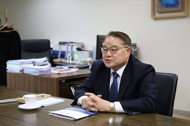 양창호 한국해운협회 상근부회장이 25일 서울 여의도 한국해운협회 사옥에서 파이낸셜뉴스와 인터뷰에서 향후 해운 산업 전망과 더불어 이재명 정부에 바라는 정책 지원에 대해 이야기 하고 있다. 한국해운협회 제공