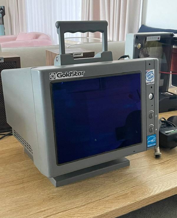 이러한 CRT TV도 LCD로 개조해서 게임용으로 활용중이다