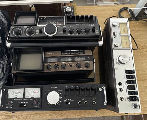 소니 예전 기기들인데.. CRT가 박혀있는 기기들도 있다