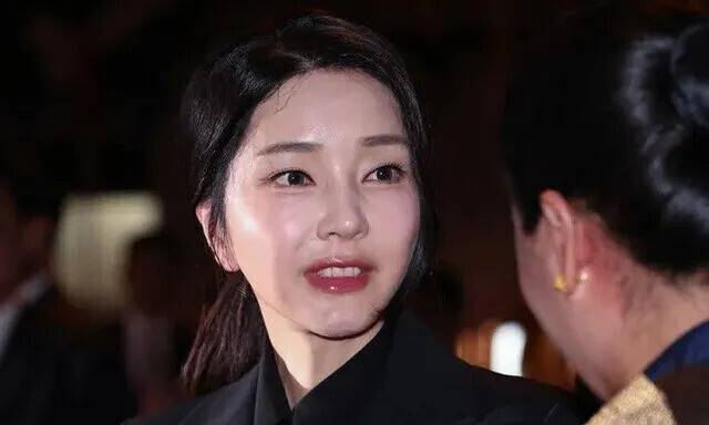 윤석열 전 대통령의 아세안 정상회의 참석에 동행한 김건희 여사가 2024년 10월9일(현지시각) 라오스 비엔티안 왓타이 국제공항에 도착해 환영나온 라오스 쪽 인사와 대화하고 있다. 연합뉴스