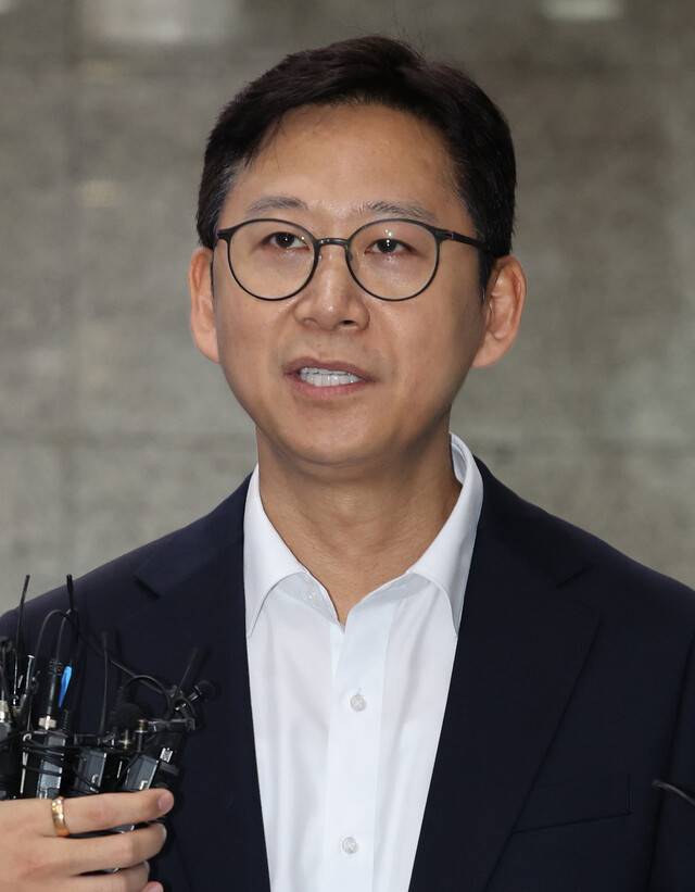 배경훈 과학기술정보통신부 장관 후보자가 24일 서울 종로구 광화문우체국에 마련된 인사청문회 준비 사무실로 출근하며 취재진의 질문에 답하고 있다. 연합뉴스