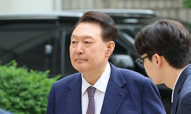 윤석열 전 대통령이 16일 오전 서울 서초구 서울중앙지법에서 열린 내란 우두머리 혐의·직권남용 권리행사 방해 혐의 사건 7차 공판에 출석하고 있다. 김영원 기자 forever@hani.co.kr