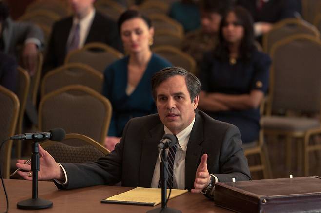 영화 ‘다크 워터스’는 코팅 프라이팬으로 유명한 미국의 화학회사 ‘듀폰’에 맞서 20년 가까이 법정 싸움을 이끌어온 변호사 ‘롭 빌럿’의 이야기를 담고 있다. 네이버 영화 포토