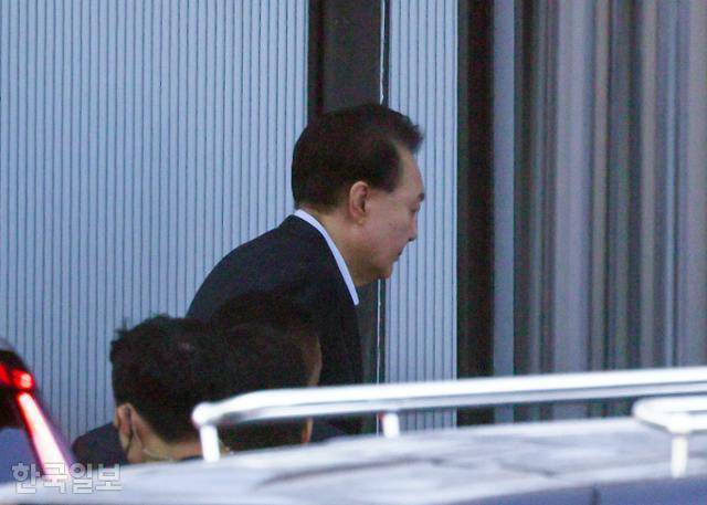 12·3 불법계엄으로 내란 우두머리 등 혐의로 체포된 윤석열 대통령이 15일 경기 과천시 고위공직자범죄수사처 후문으로 들어서고 있다. 왕태석 선임기자