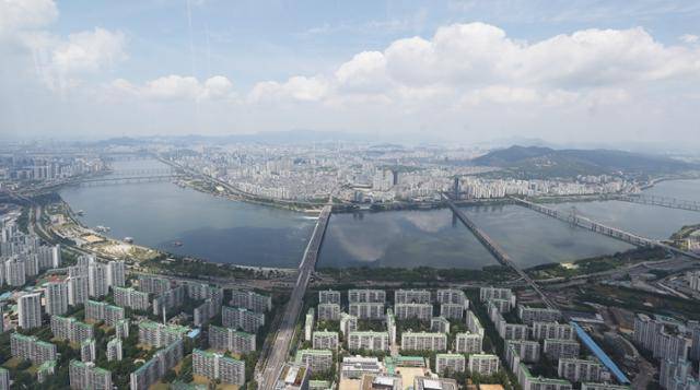 8일 서울 송파구 서울스카이에서 본 서울전경. 연합뉴스