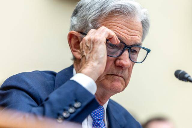 제롬 파월 미국 연방준비제도(Fed·연준) 의장이 24일 미 워싱턴 연방의회에서 열린 하원 금융서비스위원회 청문회에 출석해 발언을 준비하고 있다. 워싱턴=EPA 연합뉴스