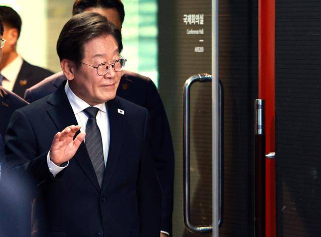 이재명 대통령이 25일 광주 국립아시아문화전당에서 열린 광주시민, 전남도민 타운홀미팅에 입장하고 있다. 뉴시스