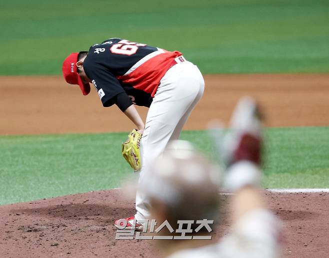 2025 KB0리그 프로야구 키움 히어로즈와 KIA 타이거즈의 경기가 24일 오후 서울 고척스카이돔에서 열렸다. 6회말 1사 1,2루 성영탁에 임지열에게 스리런홈런을 허용한 후 아쉬워하고 있다. 고척=김민규 기자/2025.06.24/