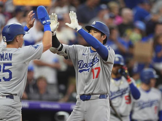 <yonhap photo-3375=""> Los Angeles Dodgers' Tommy Edman, left, congratulates Shohei Ohtani as he crosses home plate after hitting a two-run home run off Colorado Rockies relief pitcher Ryan Rolison in the sixth inning of a baseball game Tuesday, June 24, 2025, in Denver. (AP Photo/David Zalubowski)/2025-06-25 11:29:48/ <저작권자 ⓒ 1980-2025 ㈜연합뉴스. 무단 전재 재배포 금지, AI 학습 및 활용 금지></yonhap>
